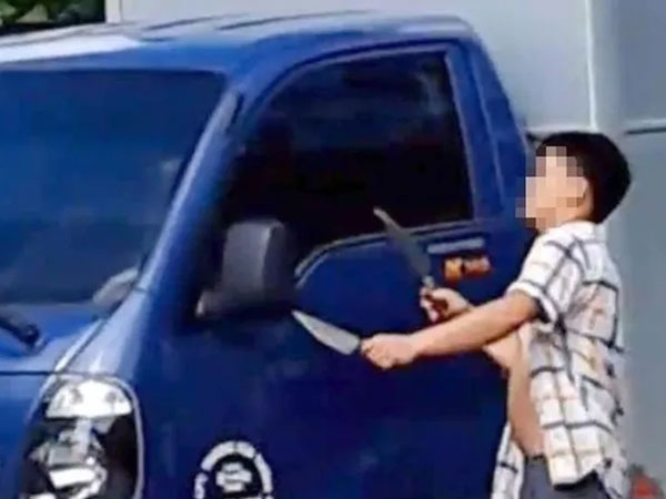 Nam thanh niên hai tay hai dao lao ra đường chém vỡ nhiều gương xe ô tô