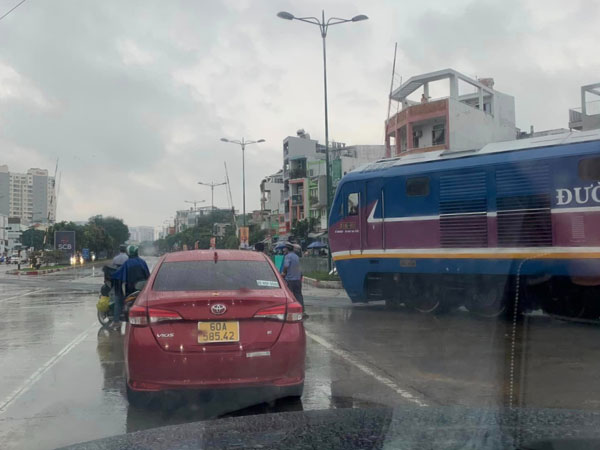 Lý do khó tin vụ gác chắn không hạ, tàu vào ga Sài Gòn phải dừng khẩn cấp