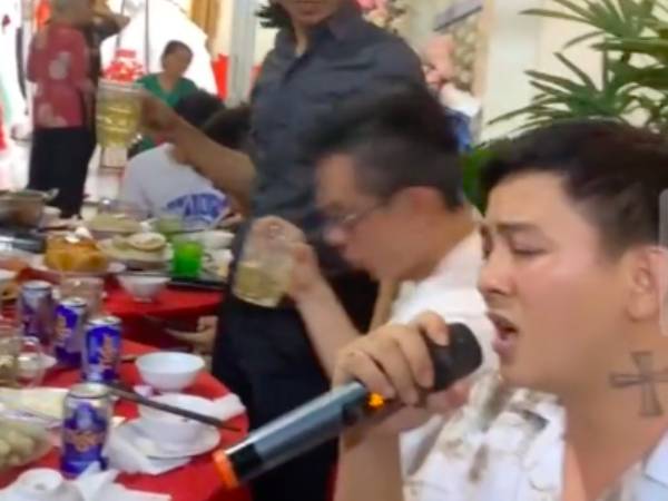 Hoài Lâm hát trên bàn ăn với ngoại hình phát tướng, thái độ mọi người xung quanh khiến dân tình bất ngờ