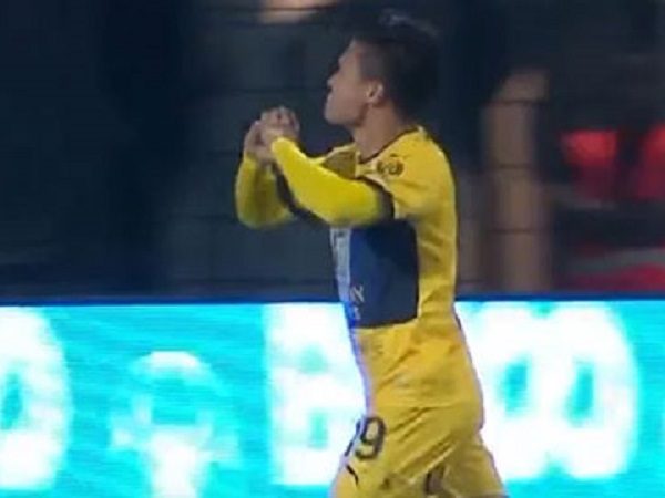 Quang Hải ghi bàn quý hơn vàng giúp Pau FC thoát thua trên sân nhà