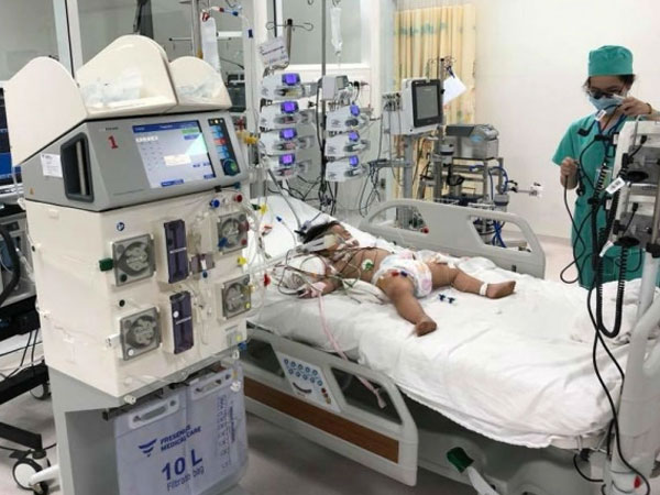Bé 1 tuổi nguy kịch vì uống nhầm chai xăng để trong tủ lạnh