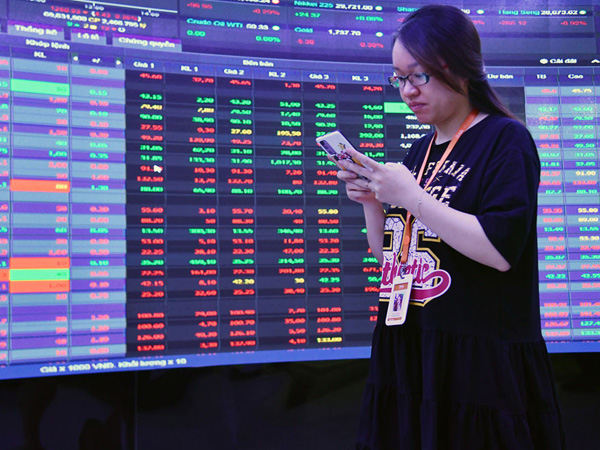 Cổ phiếu ngân hàng nhuộm đỏ, VN-Index hướng về 1.010 điểm