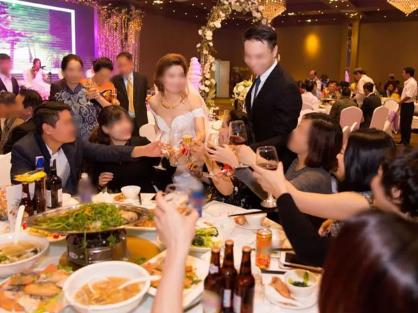 Tranh cãi cô dâu chú rể bắt khách mời uống rượu, không uống đi về