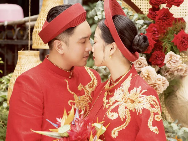Lễ rước dâu MC Liêu Hà Trinh: Tân lang - tân nương 'khóa môi' siêu ngọt, trao nhau ánh mắt tình tứ