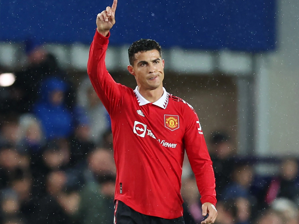 Ronaldo ghi bàn thứ 700 cấp CLB