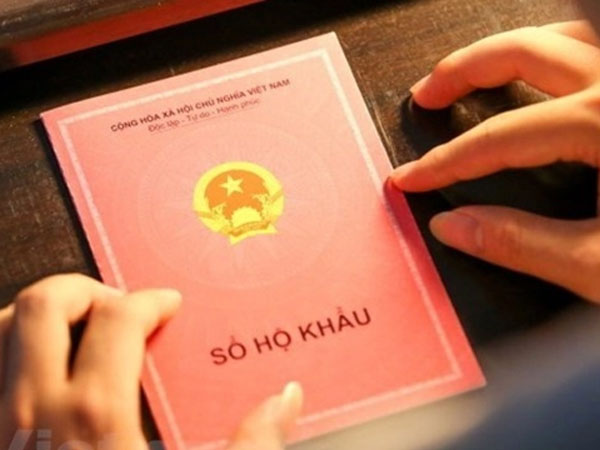 Người dân chật vật khi sổ hộ khẩu giấy bị thu hồi: Cơ quan chức năng nói gì?