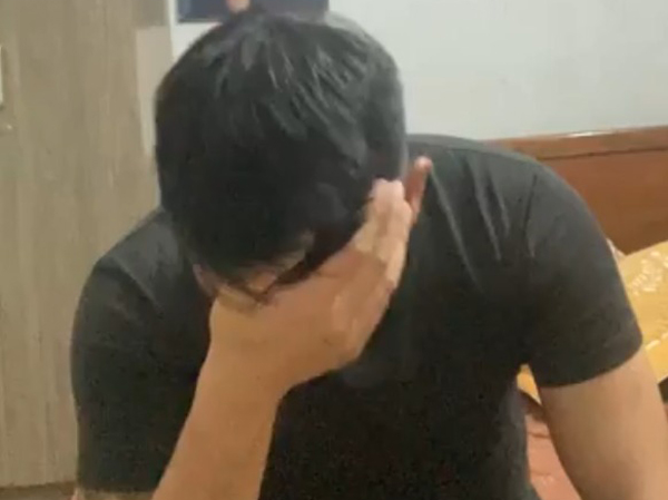 Nghi vợ gian díu với tình cũ sau 13 năm, chồng kéo vợ vào phòng kiểm tra thì sốc nặng, lên cơn co giật