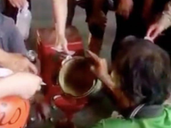 Đồng Nai: Bán xăng 'dạo' trước trạm xăng với giá 'khủng'