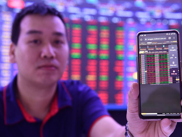 Cổ phiếu blue-chips đồng loạt giảm sâu, VN-Index xuống đáy 22 tháng