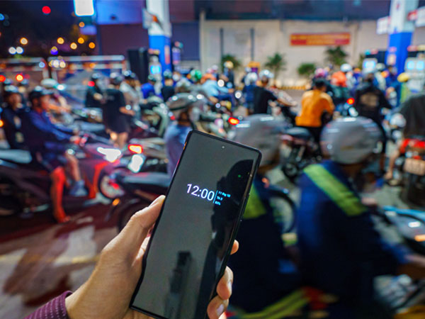 Người TP.HCM nửa đêm kéo nhau ra đường mua xăng