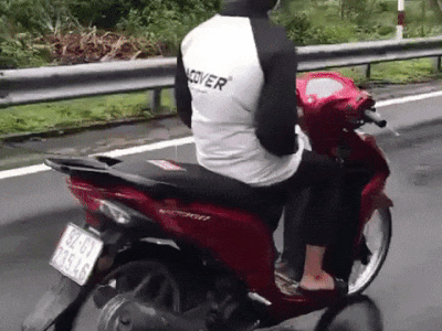 CLIP: Nam thanh niên đi xe máy chơi ngông khi vượt đèo Hải Vân