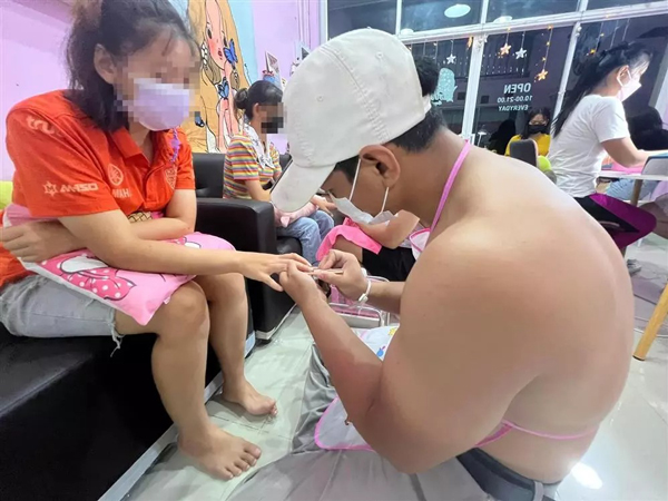 Tiệm nail thị phi khi yêu cầu nam giới cởi trần phục vụ chị em