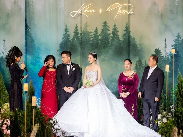 Liêu Hà Trinh bật khóc nói lời thề nguyện với ông xã, thái độ của mẹ chồng quyền lực mới gây chú ý hơn cả