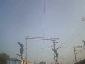 Clip: Nhân viên đường sắt liều mình cứu người đàn ông đi qua mũi tàu hỏa