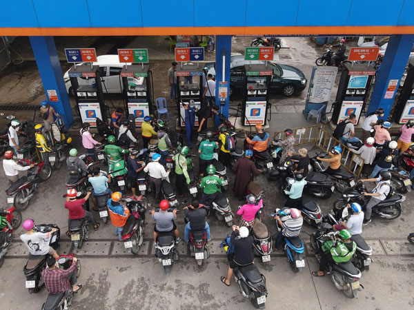 Cơn sốt thiếu xăng dầu lan rộng: Cuộc sống đảo lộn