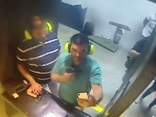 Selfie nguy hiểm không đúng nơi, đúng chỗ, hai thanh niên bị tống ra ngoài một cách không khoan nhượng