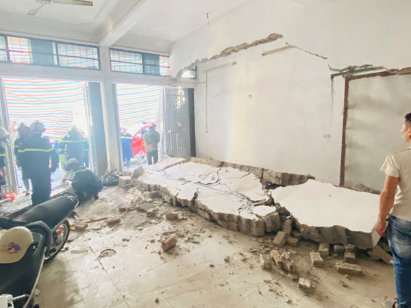 Phá dỡ nhà ở Hà Nội, công nhân bị tường đổ trúng người