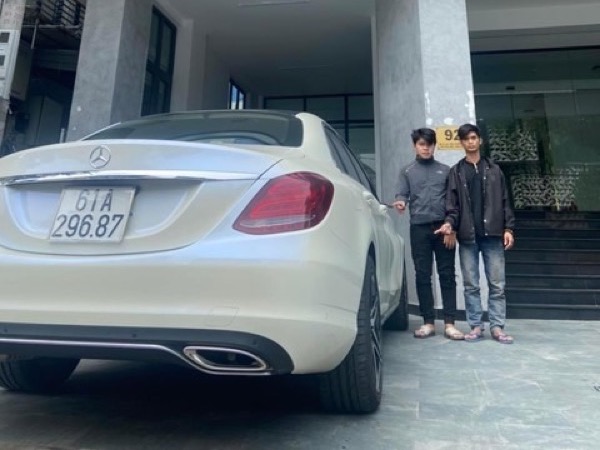Hai thanh niên 'vặt tai' hàng loạt ôtô trong đêm, bị Công an tuần tra bắt gọn
