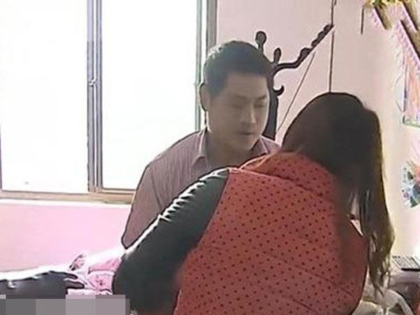 Về nhà thấy chồng thấp thỏm ngồi trên giường, vợ choáng nặng khi lật chăn lên