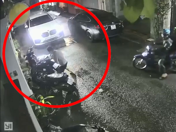 Bức xúc vì chiếc xe máy dựng bên đường chắn lối đi, tài xế ô tô có hành động gây tranh cãi