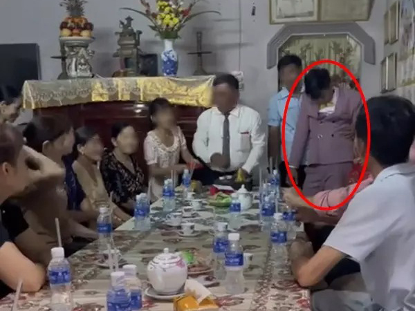 Ngán ngẩm cảnh chú rể uống rượu quá chén, đứng làm lễ mà đầu vắt sang bên phải có người đỡ