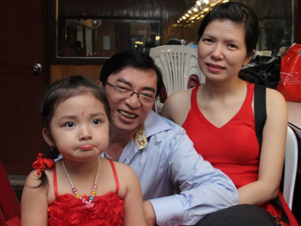 Ca sĩ Đình Văn 'Mưa bụi: Nổi như cồn, phá sản và ở ẩn bên vợ kém 24 tuổi