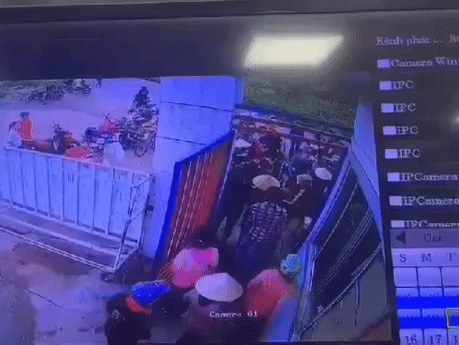 CLIP: Hãi hùng cảnh cảnh nam công nhân bị chém gục trước cổng công ty ở Bình Dương
