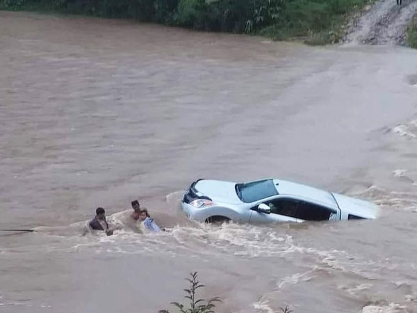 Nghẹt thở giây phút giải cứu thầy giáo trong xe bán tải bị nước cuốn trôi