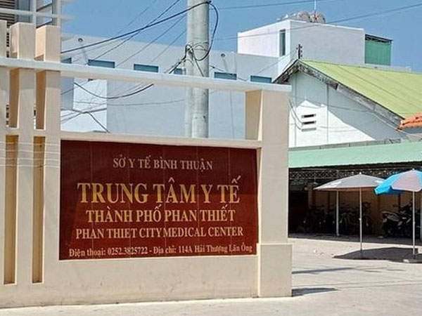 Giám đốc bệnh viện thành phố chỉ đạo chẩn đoán bệnh nhẹ thành... nặng