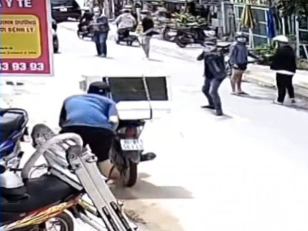 Clip: Người dân hoảng loạn khi chứng kiến xã hội đen xả súng thanh toán nhau trên đường phố Trà Vinh