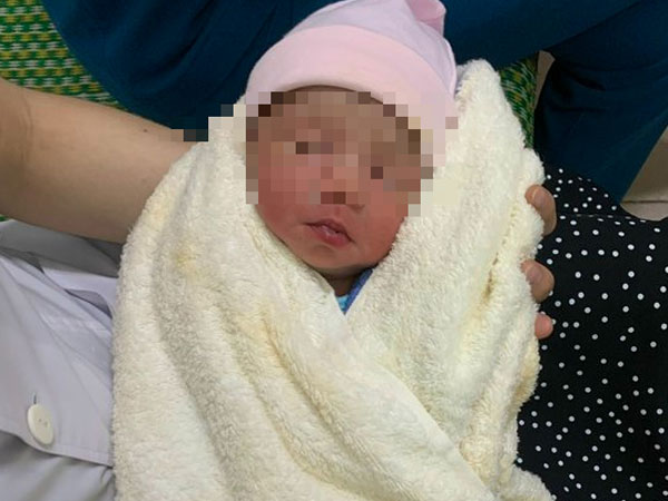 Bỏ rơi con và nhắn 'mới 17 tuổi, còn đi học': Nườm nượp người xin nhận nuôi