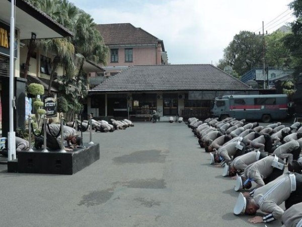 Hàng trăm cảnh sát Indonesia quỳ rạp để xin lỗi các nạn nhân vụ giẫm đạp