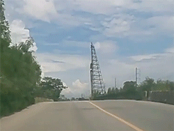 Tài xế 'bủn rủn' chân ga khi cột bê tông xây dựng đổ sập xuống đường