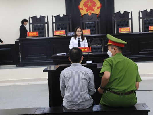 Vụ đóng đinh vào đầu bé gái, luật sư đề nghị xét dấu hiệu tội phạm với người mẹ