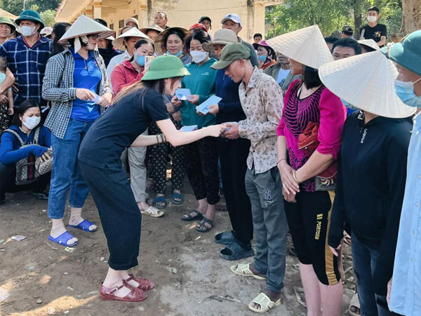 Hòa Minzy đội mũ cối, đi dép rọ nhựa đích thân trao 200 triệu tiền mặt cho bà con tỉnh Nghệ An