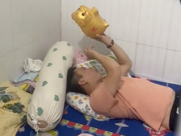 Mải mê tập trung móc tiền từ heo đất, chồng choáng váng khi thấy vợ đứng ở cửa chụp 'bằng chứng phạm tội' từ lúc nào