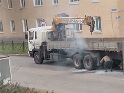 Chui xuống gầm xe kiểm tra, người đàn ông choáng váng khi chiếc lốp phát nổ ngay bên cạnh
