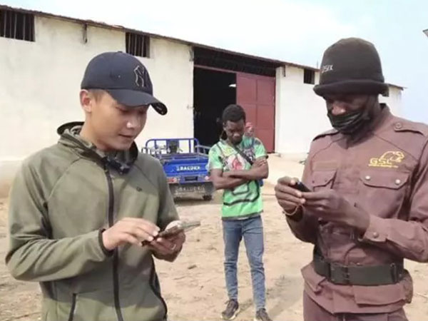 Thu lãi khủng, Quang Linh Vlog thuê bảo vệ canh gác tài sản bạc tỷ