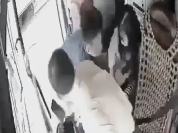 Xôn xao clip nhân viên nhà xe 'đè' cô gái trên xe khách