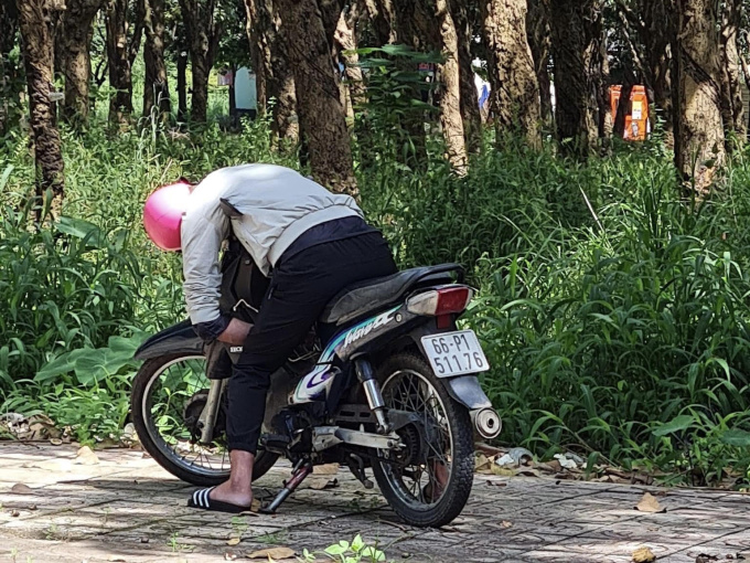 Phát hiện thanh niên gục chết trên xe máy ở Đồng Nai