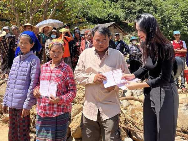 Mặc Công Vinh can ngăn, Thủy Tiên vẫn tiếp tục hành trình thiện nguyện tại Nghệ An, trao sổ tiết kiệm cho bà con xây nhà