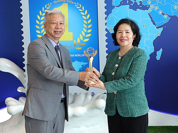 Vinamilk tiếp tục dẫn đầu top 10 thương hiệu mạnh việt nam, ceo mai kiều liên được vinh danh doanh nhân xuất sắc 2022