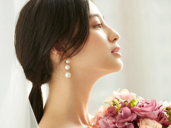 Ngày cưới của tôi, chồng cũ tặng món quà khiến khách mời xôn xao