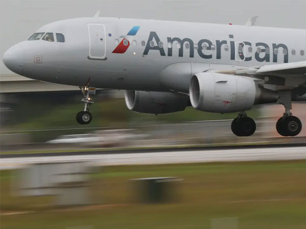 'Mùi lạ' ngấm từ hành lý xách tay của hành khách buộc chuyến bay của American Airlines phải hạ cánh khẩn cấp