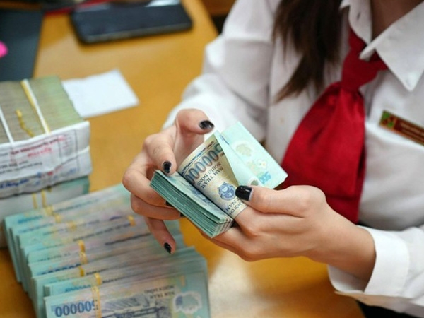 Ngân hàng nào vừa 'soán ngôi' lãi suất tiết kiệm?