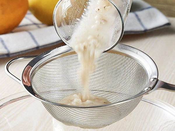 Sợi thép của rây lọc cháo ăn dặm đâm xuyên qua amidan của bé gái 13 tháng