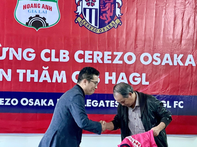 Bầu Đức làm việc với đội bóng hàng đầu Nhật Bản, tiếp tục mở đường cho bóng đá Việt Nam