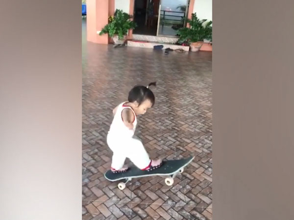 Cậu bé 2 tuổi gây sốt khi dễ dàng thực hiện thao tác khó trên ván trượt