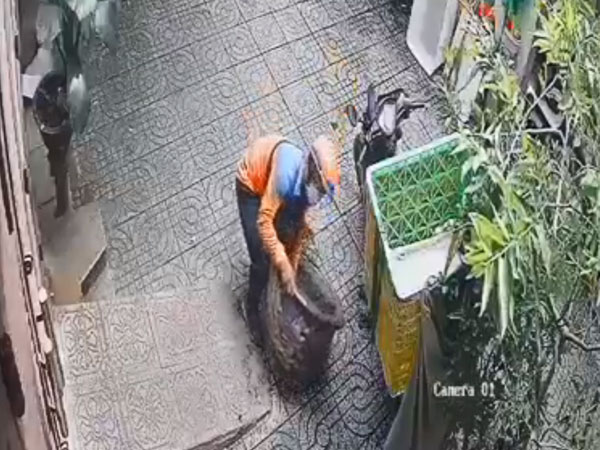 'Lực bất tòng tâm', thanh niên cố gắng ăn trộm nhưng sức yếu không khiêng được món đồ khiến dân mạng cười bò