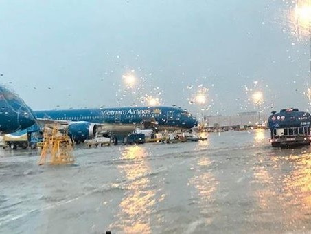 Đóng cửa sân bay, hủy loạt chuyến bay do bão số 5